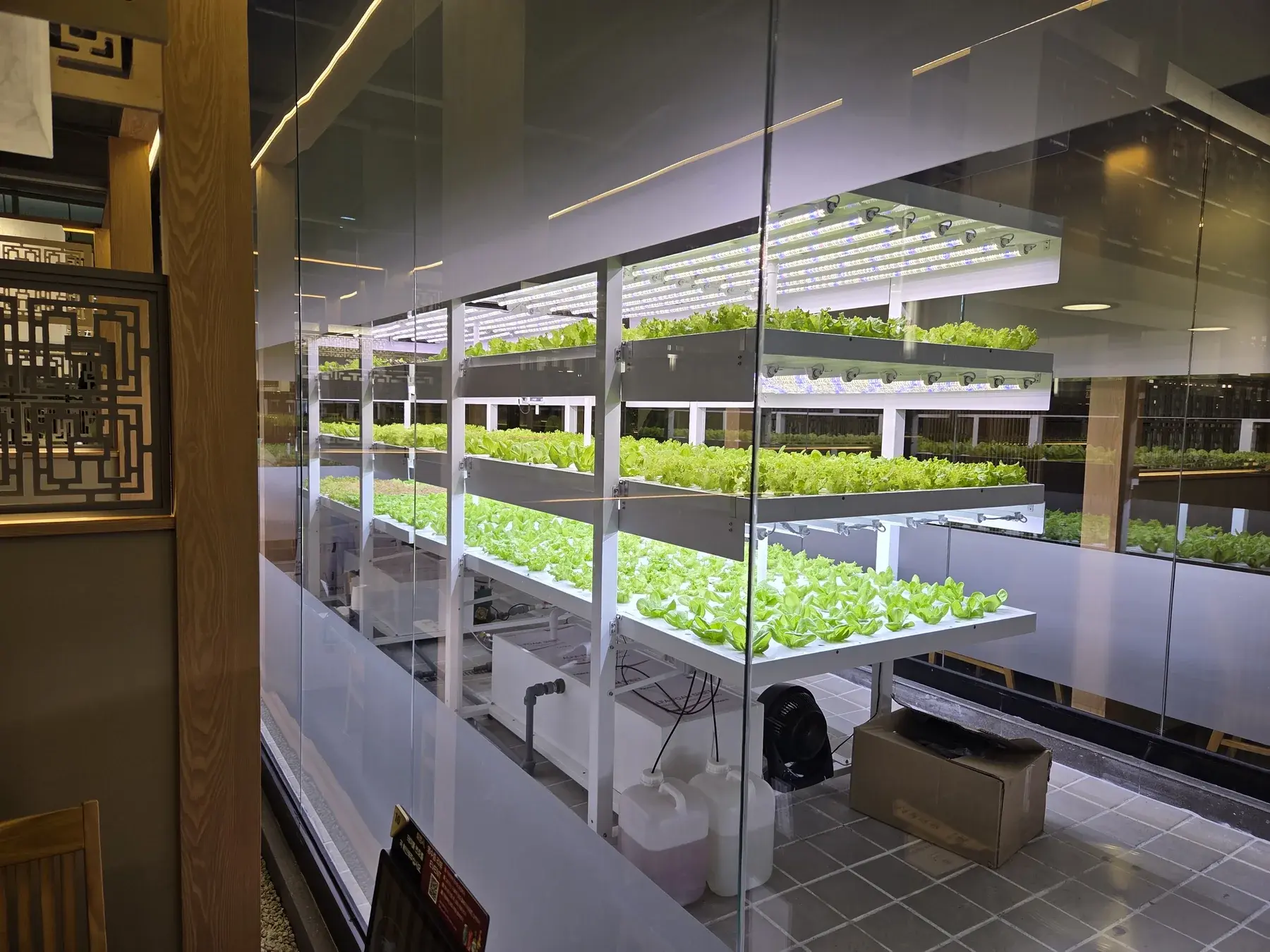 카페와 매장에 설치된 Farmin 스마트팜